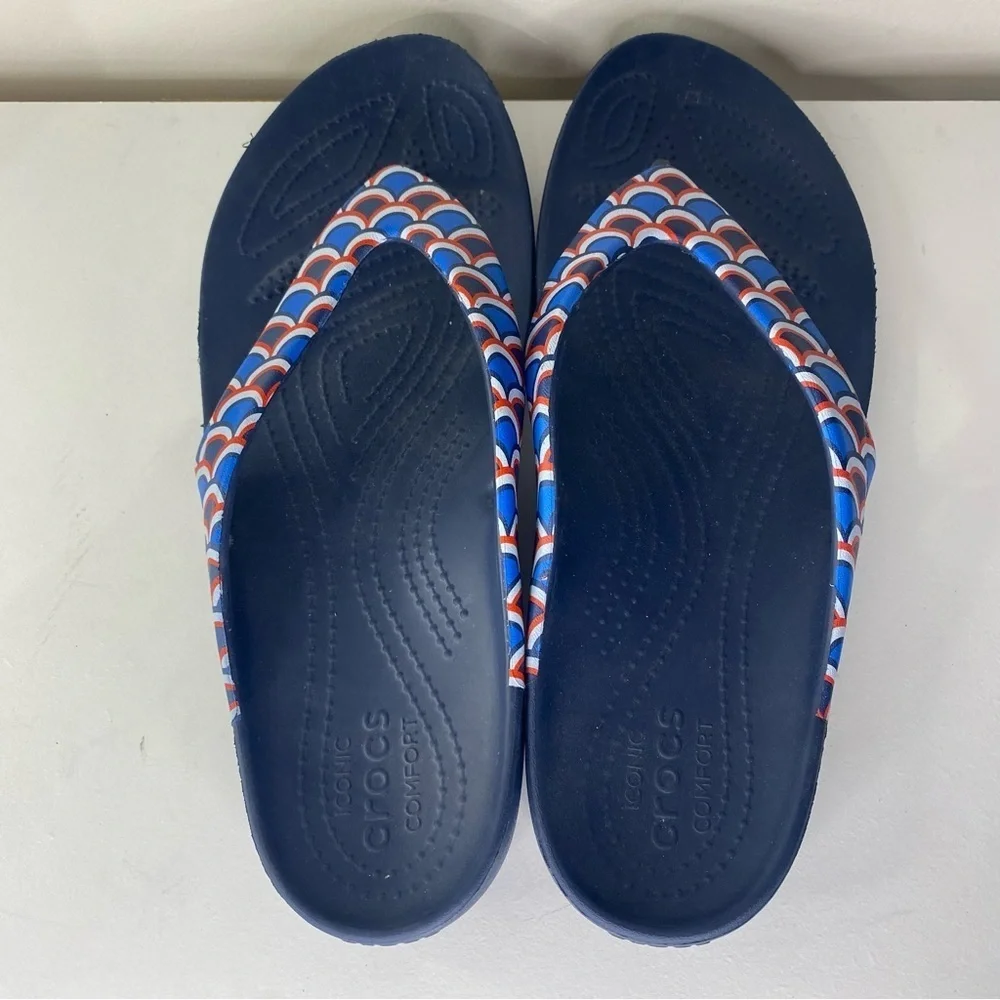 Women’s Crocs Kadee Blue Red Patterned Flip Flops Thongs Sanals Summer Comfort 9